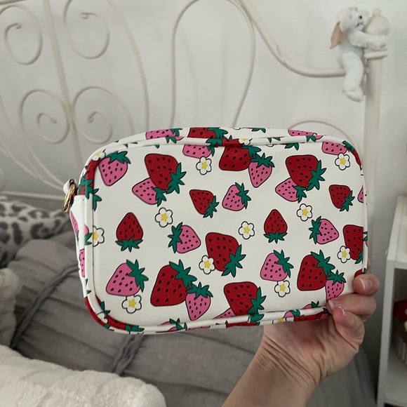 Skinny dip London strawberry crossbody bag nwt - Picture 2 of 2